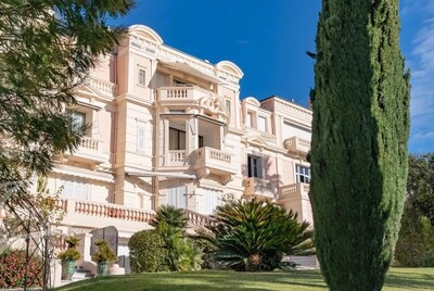 Cannes, Californie - Dans palais princier avec vue mer panoramique.  